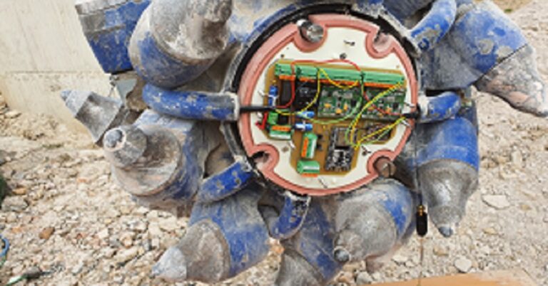 Von einem großen Bohrkopf wurde die Verkleidung abgenommen um die Technik mit den Baugruppen und Sensoren zu zeigen.