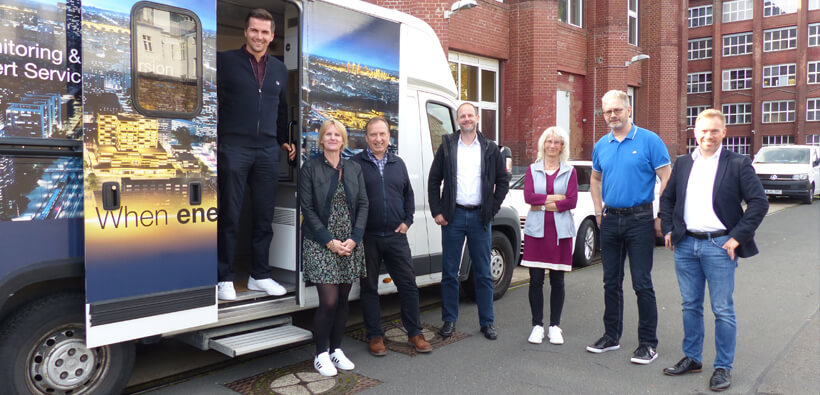 Die Teams von Socomec und Hentschel trafen sich am Bus, wo spannende neue Technik präsentiert wurde.