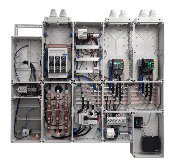 Eine Energieverteilungsanlage für die Elektromobilität, die mit dem Isolierstoffverteiler ICS65 von Hentschel gebaut wurden ist. Die Abdeckungen wurden abgenommen, sodass man die einzelnen Komponenten sieht.
