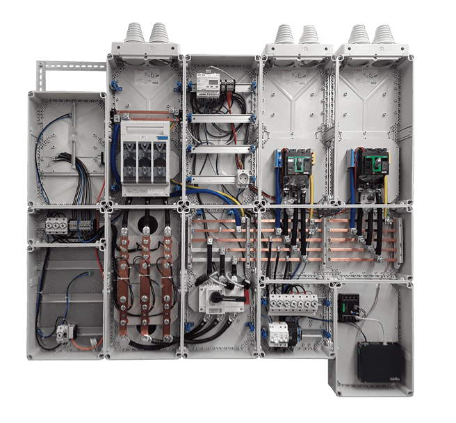 Eine Energieverteilungsanlage für die Elektromobilität, die mit dem Isolierstoffverteiler ICS65 von Hentschel gebaut wurden ist. Die Abdeckungen wurden abgenommen, sodass man die einzelnen Komponenten sieht.