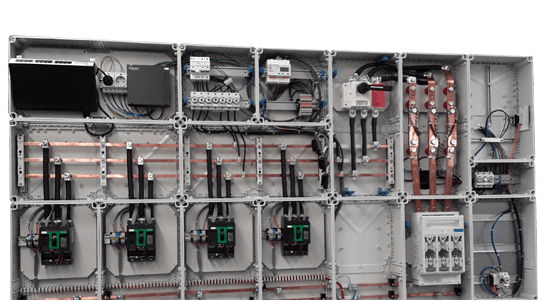 Eine Energieverteilungsanlage für die Elektromobilität, die mit dem Isolierstoffverteiler ICS65 von Hentschel gebaut wurden ist. Die Abdeckungen wurden abgenommen, sodass man die einzelnen Komponenten sieht.