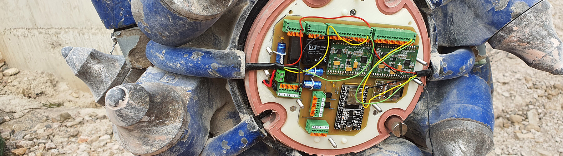 Von einem großen Bohrkopf wurde die Verkleidung abgenommen um die Technik mit den Baugruppen und Sensoren zu zeigen.