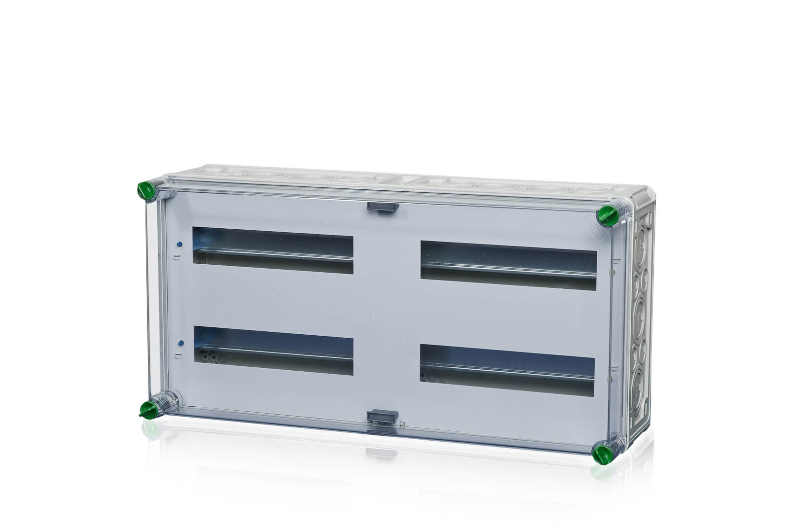 Ein Verteilergehäuse aus Polycarbonat für Reiheneinbaugeräte, dahinter ein transparenter Hintergrund.