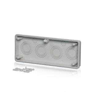 Ein Polycarbonat-Anbauflansch, mit Vorprägungen und Befestigungskeilen sowie Dichtungen, hinter einem transparenten Hintergrund.