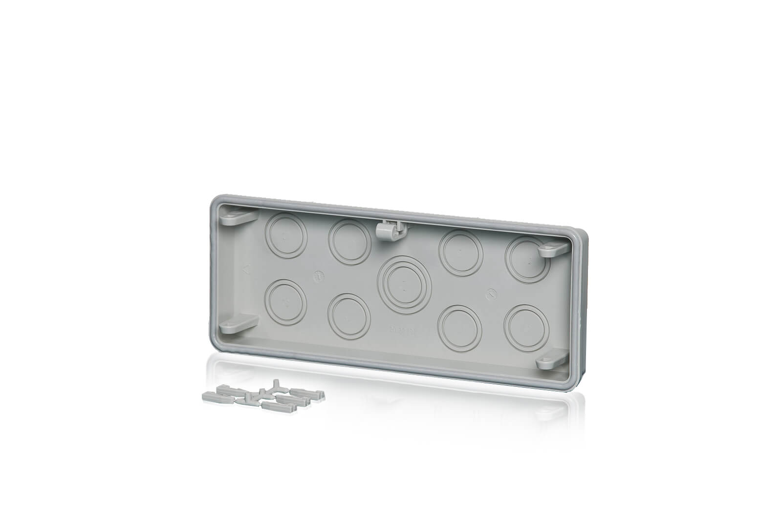 Ein Anbauflansch aus Polycarbonat mit Befestigungskeilen und Dichtungen hinter einem transparenten Hintergund.