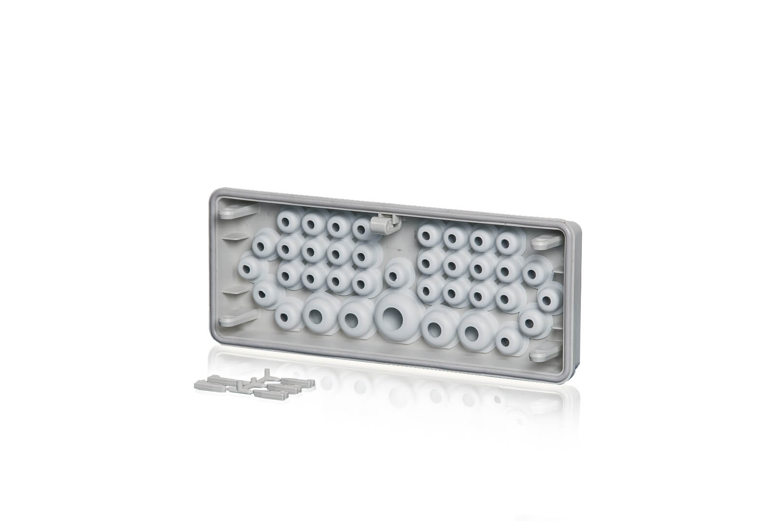 Ein Anbauflansch mit Mehrfach-Manschetten aus Polycarbonat, hinter einem transparenten Hintergrund.