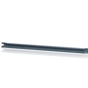 Eine 27,5 Zentimeter lange C-Profilschiene aus feuerverzinktem Stahl für die Isolierstoffverteiler ICS65.