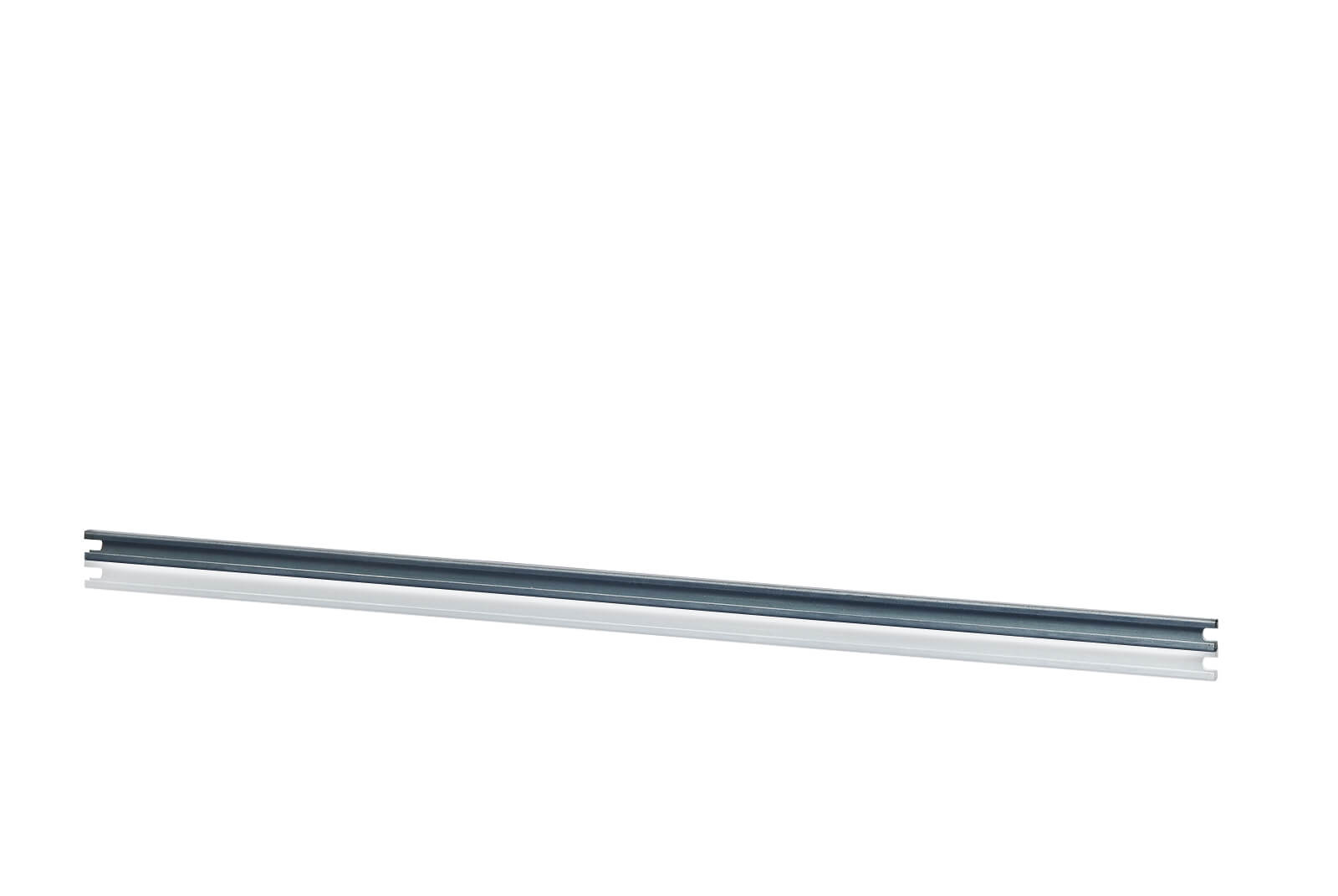 Eine 57,5 cm lange feuerverzinkte C-Profil-Tragschiene auf einem transparenten Hintergrund.