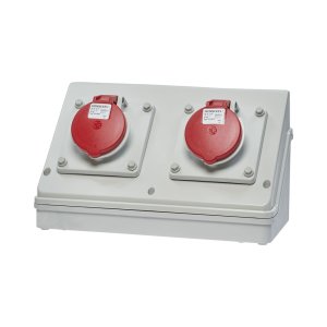 Anschlussbox mit zwei Steckdosen aus Polycarbonat, dahinter befindet sich ein transparenter Hintergrund.
