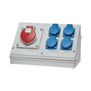 Eine Anschlussbox mit vier blauen und einem roten Stecker. Dahinter befindet sich ein transparenter Hintergrund.