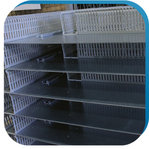 Montageplatten mit Verdrahtungskanälen vormontiert Verdrahtungskanäle und Hutschienen, die auf Montageplatten vormontiert wurden, als vorbereitenden Schritt für individuelle Gehäuselösungen.