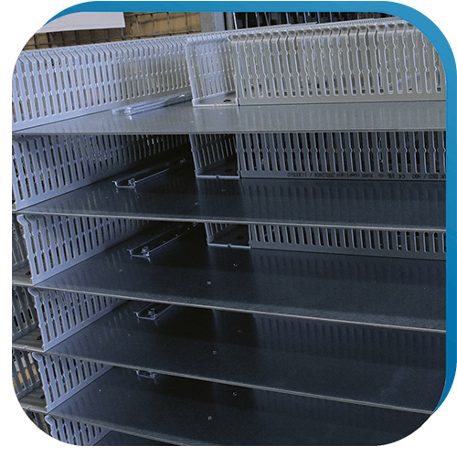 Verdrahtungskanäle und Hutschienen, die auf Montageplatten vormontiert wurden, als vorbereitenden Schritt für individuelle Gehäuselösungen.