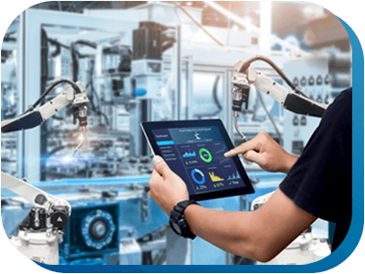 Fertigungsstraße, die mithilfe von Automatisierungstechnik Roboterarme zur Herstellung von Produkten verwendet. Ein Mann nutzt ein Tablet zur Überwachung des Fertigungsprozesses.