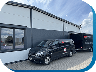 2607_hv_Beitrag_Partnerschaft_esb Kastenwagen mit Anhänger von ESB Elektroschaltsystembau vor dem Firmengebäude.