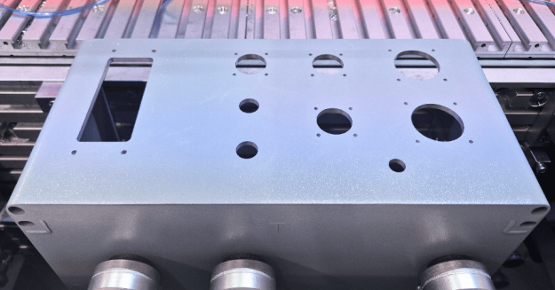 Ein Aluminiumgehäuse, das in einer CNC-Fräse eingespannt ist und von dieser bearbeitet wurde.