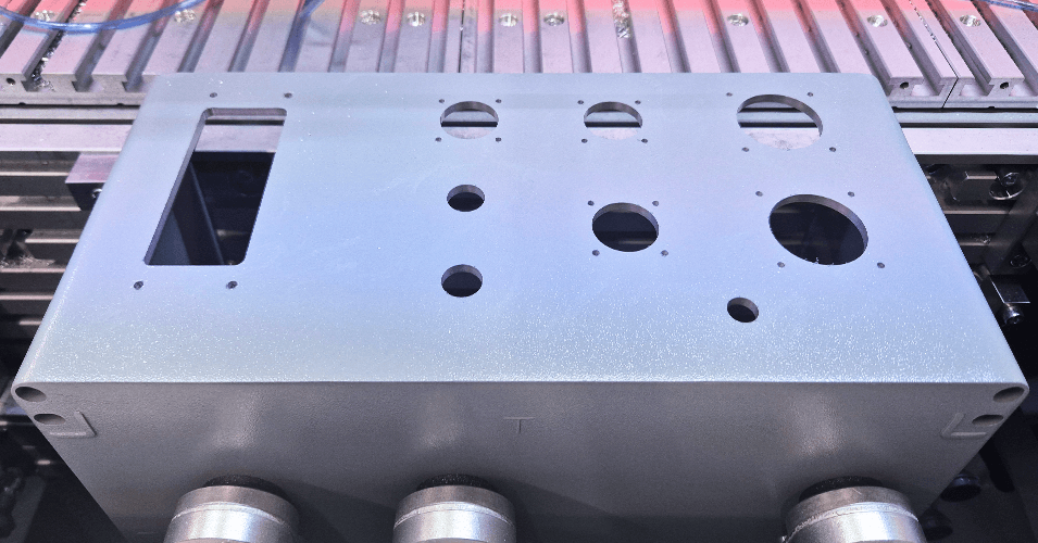 Ein Aluminiumgehäuse, das in einer CNC-Fräse eingespannt ist und von dieser bearbeitet wurde.