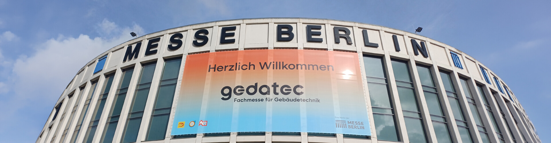 Von einem großen Bohrkopf wurde die Verkleidung abgenommen um die Technik mit den Baugruppen und Sensoren zu zeigen.